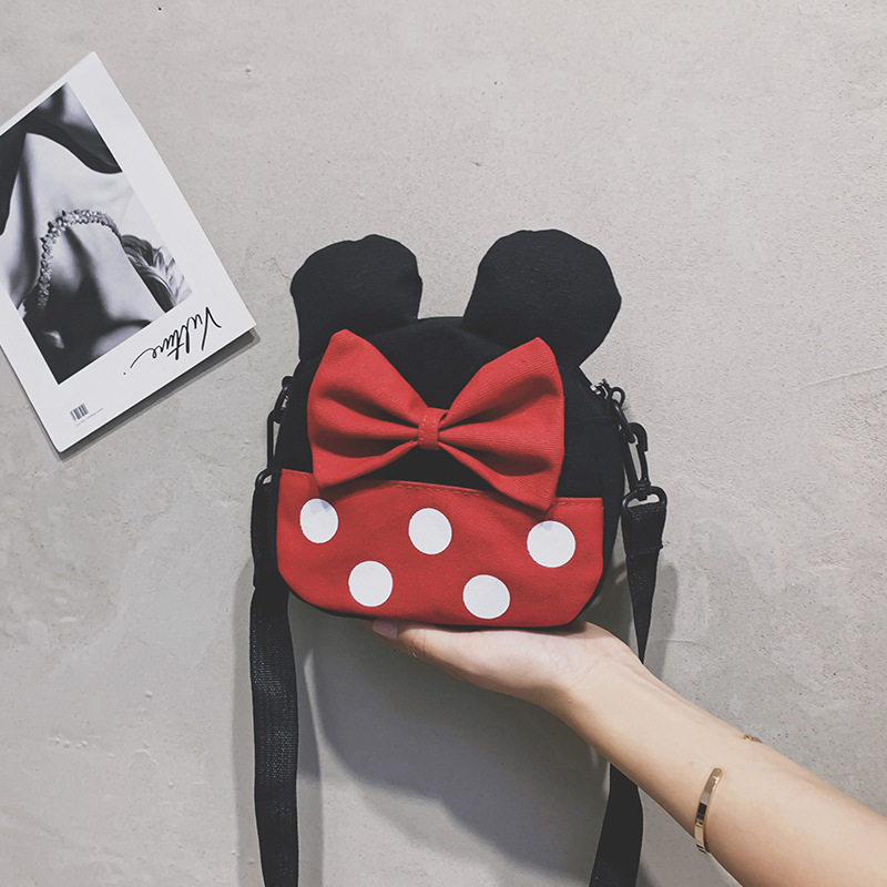 The new Korean-style children's bag, a mini single-shoulder crossbody bag, is fashionable for kindergartens. It's a loose change chest bag that's trendy Application Scenario