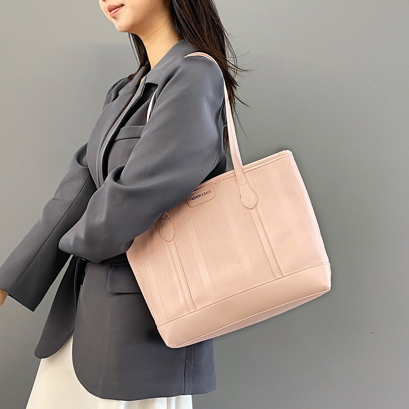 The new 2025 trendy and fashionable Korean-style tote bag with a simple and large-capacity commuting style and a unique and stylish single-shoulder bag are selling well details Picture