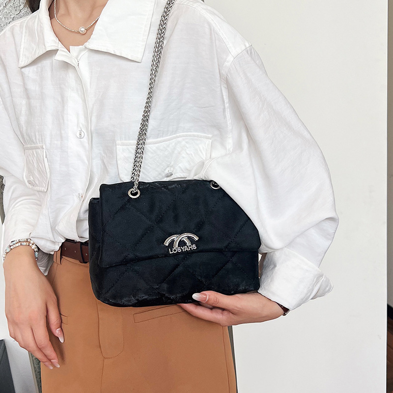 This year, a trendy and fashionable diamond-shaped bag for women is in vogue. It is a versatile underarm single-shoulder bag and a small square crossbody bag Specification drawing