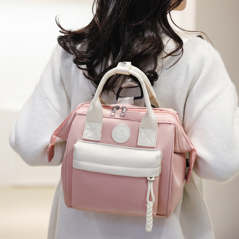 A lightweight mom bag with a high level of appearance, a young and hot mom taking her kids for a walk, a shoulder bag, a crossbody mom bag, and a stylish backpack details Picture