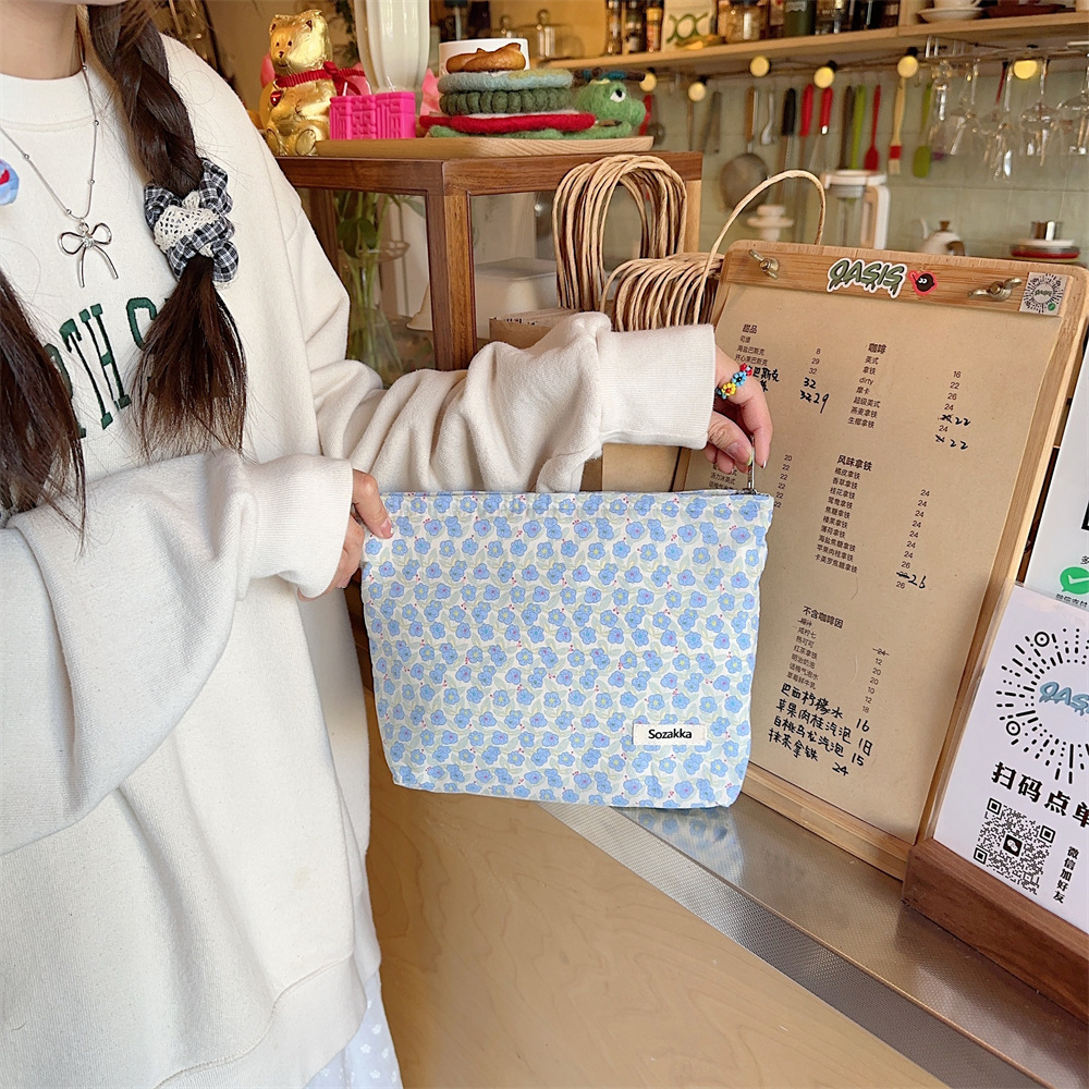 3432 ins Niche floral makeup bag, lotion and skin care product storage bag, portable large-capacity inner liner bag for women Specification drawing