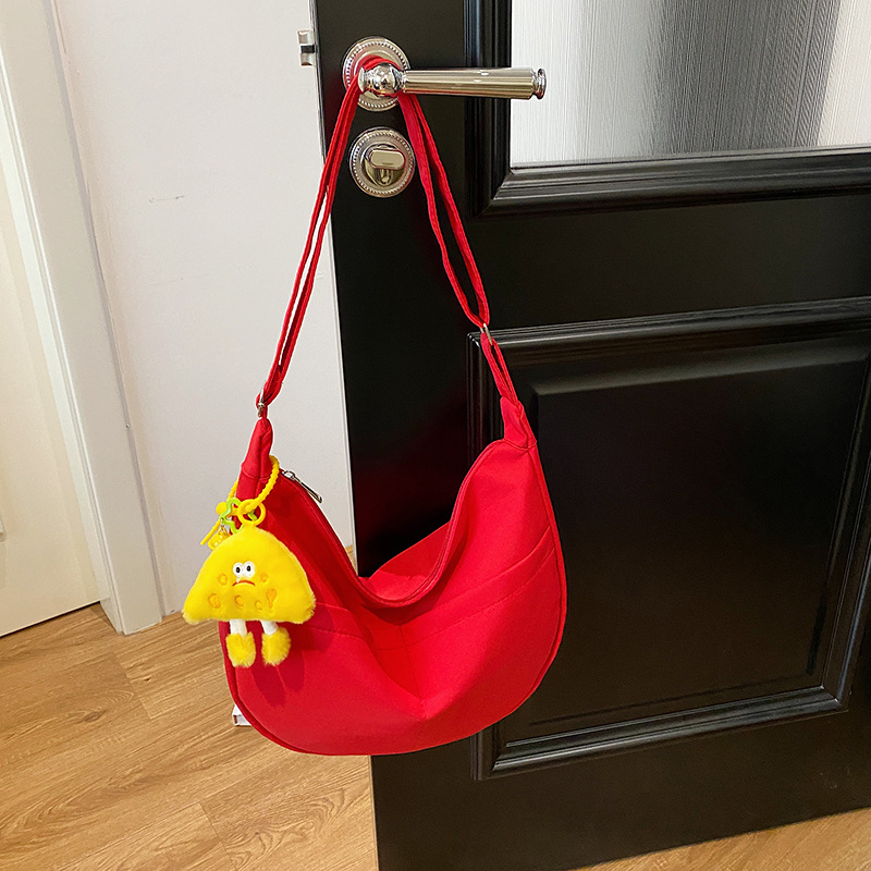 Simple solid-color canvas bag 2024 new style Japanese large-capacity single-shoulder dumpling bag, versatile for school and commuting crossbody bag Application Scenario