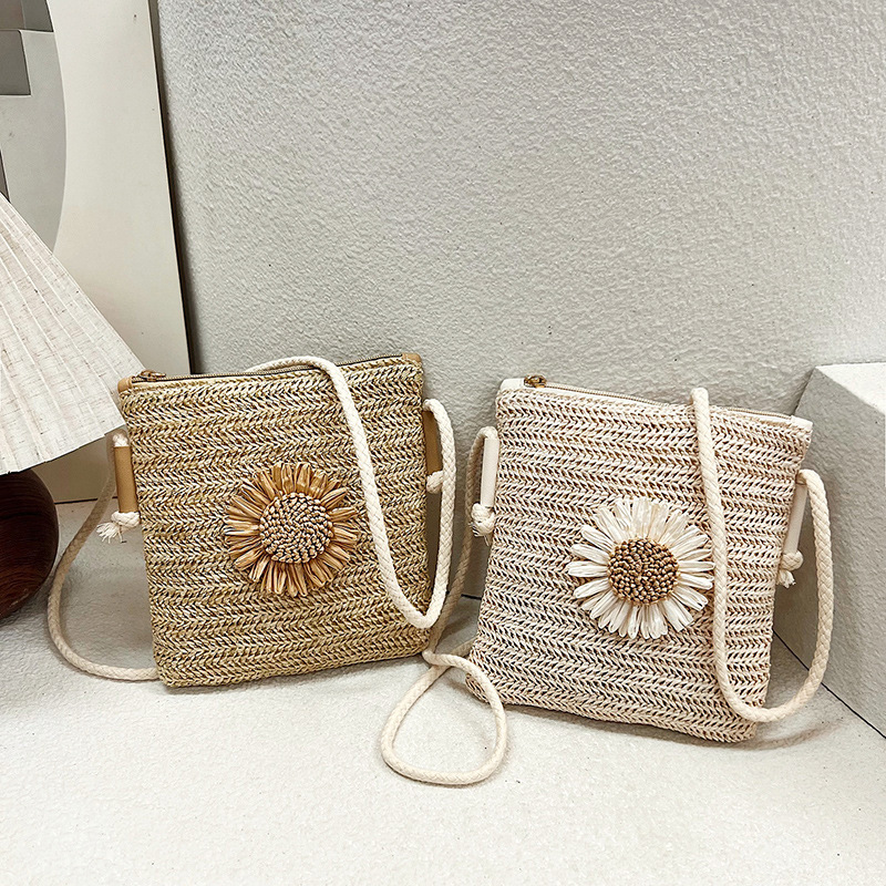 A new casual and simple woven bag, a mini phone bag made of flower grass, is a versatile student handbag that is selling well among women full figure