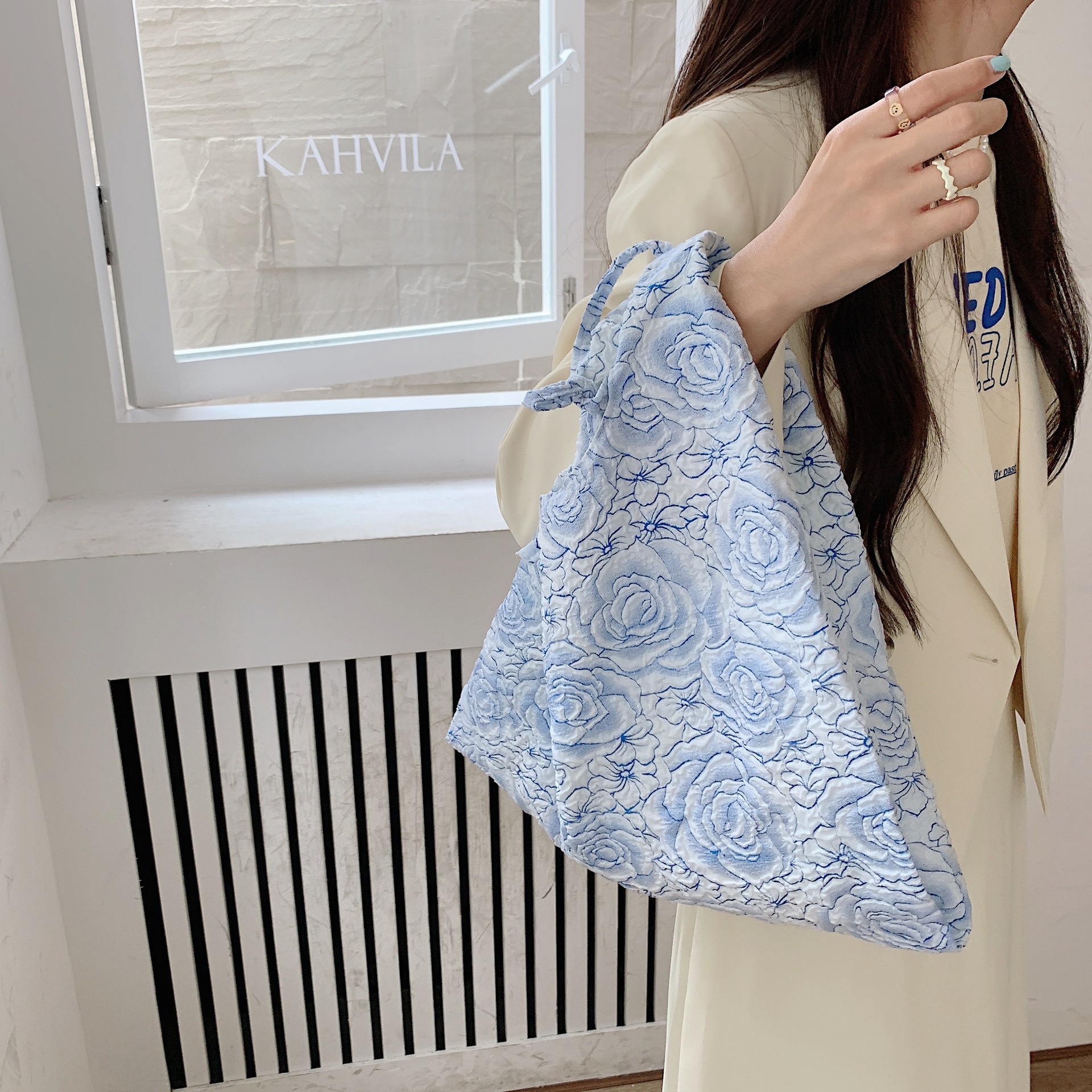Wholesale of 25244 Jacquard blue rose large-capacity portable bags, clutch bags, storage bags, ladies' tote handbags details Picture