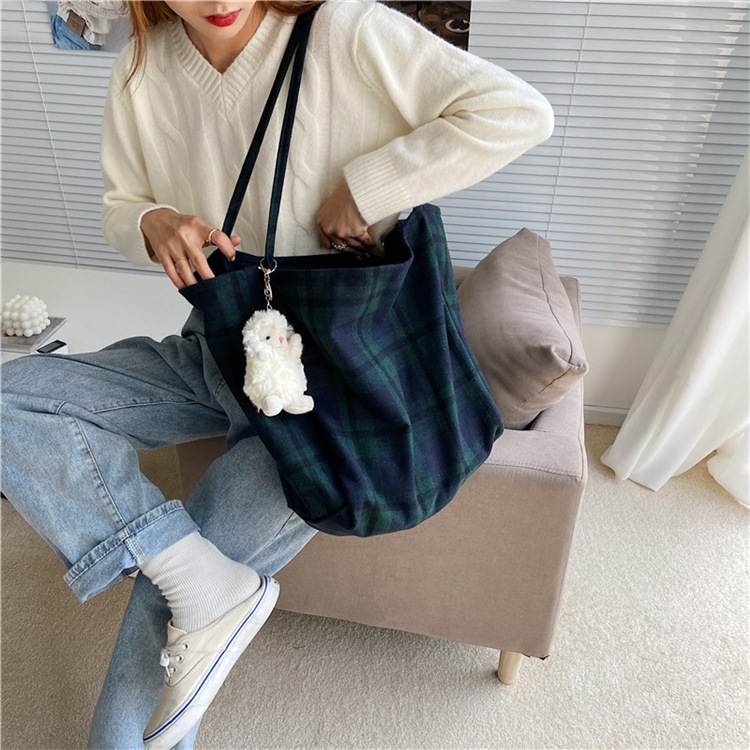 0981 Simple ins checkered woolen single-shoulder bag, hand-held cloth bag, student large-capacity shopping bag, laid-back style women's bag Application Scenario