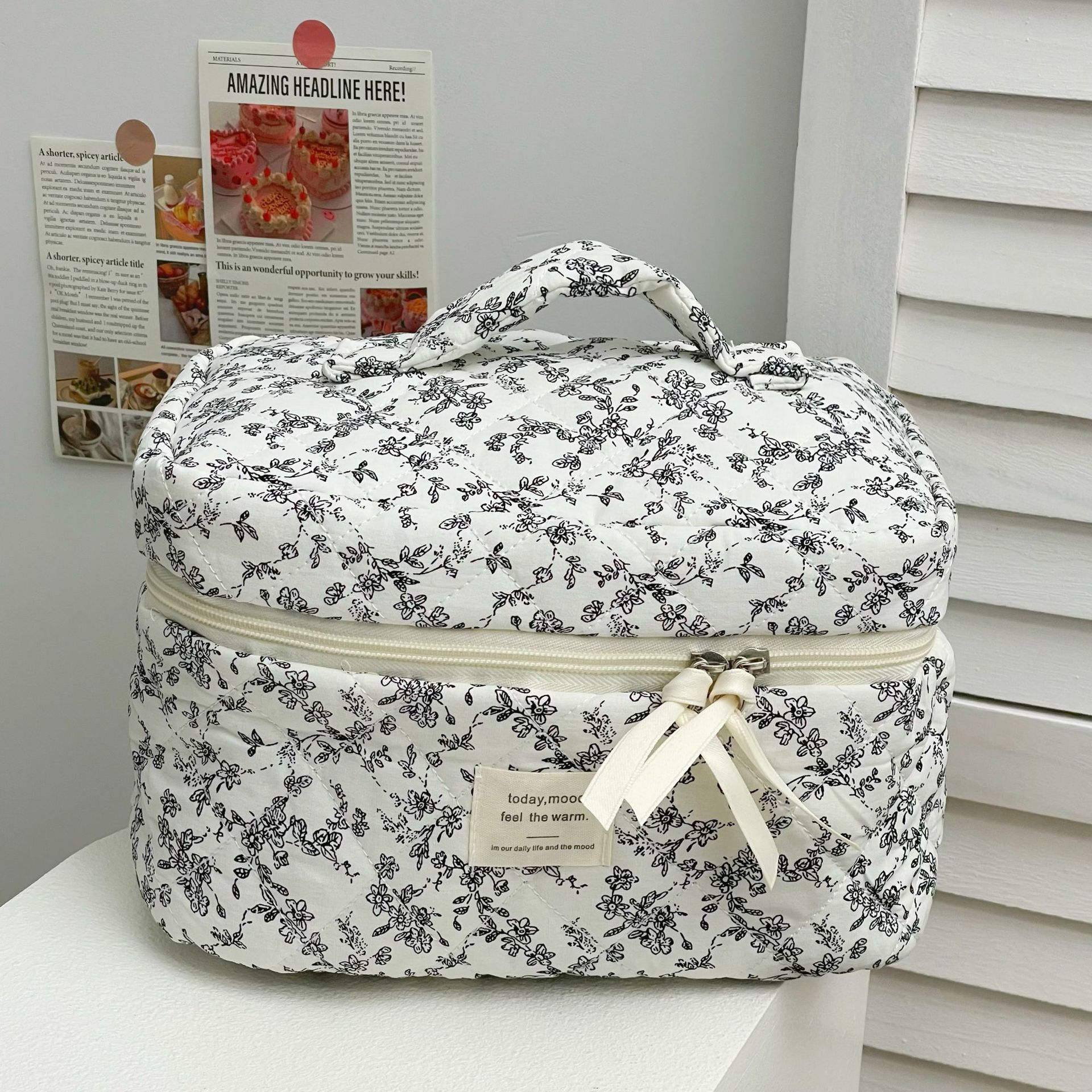 Cross-border French black and white floral makeup bag, women's portable travel large-capacity toiletry bag, cosmetics storage bag details Picture