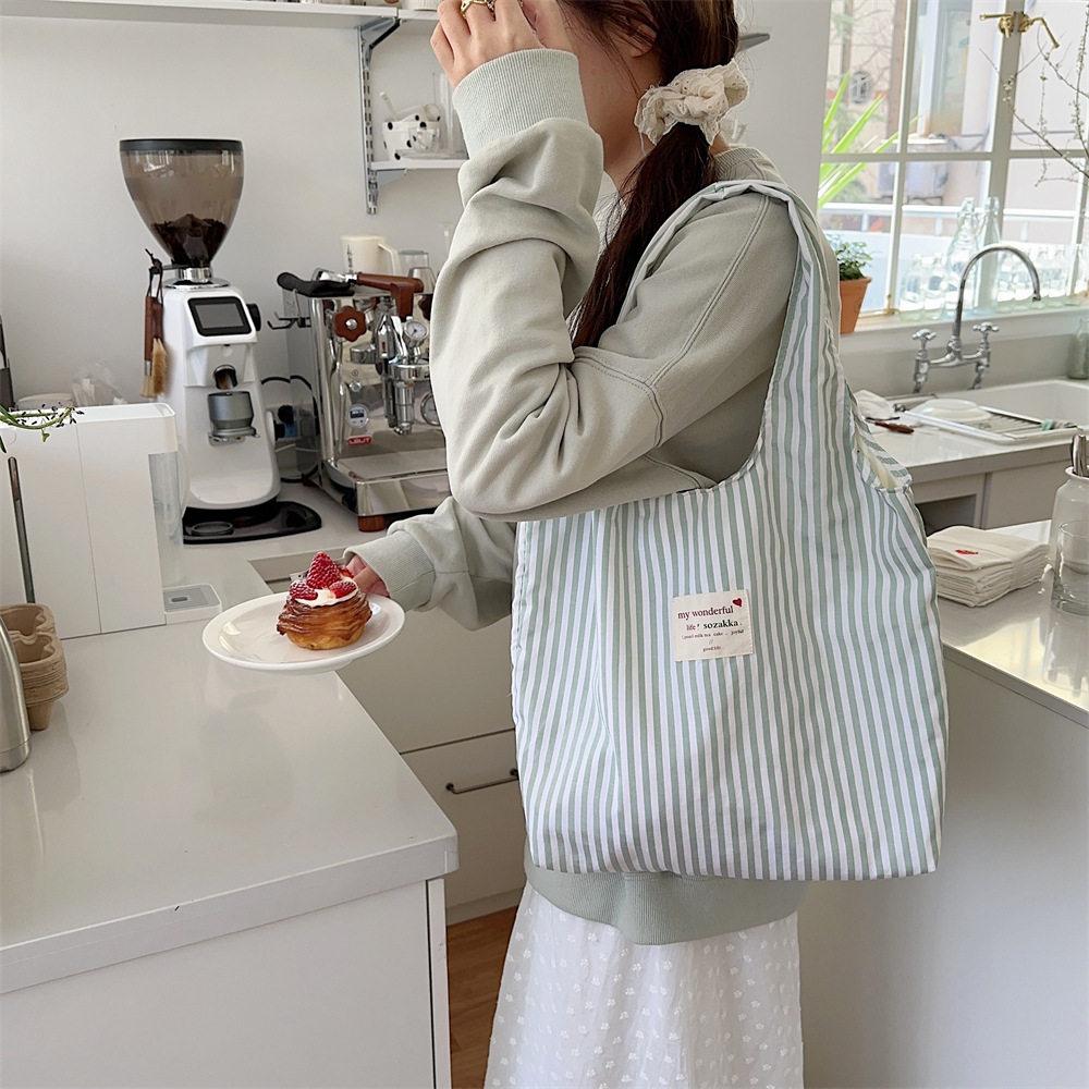 43221 New ins striped canvas bag for female students, single-shoulder handbag for class, large-capacity spring and summer vest bag Application Scenario