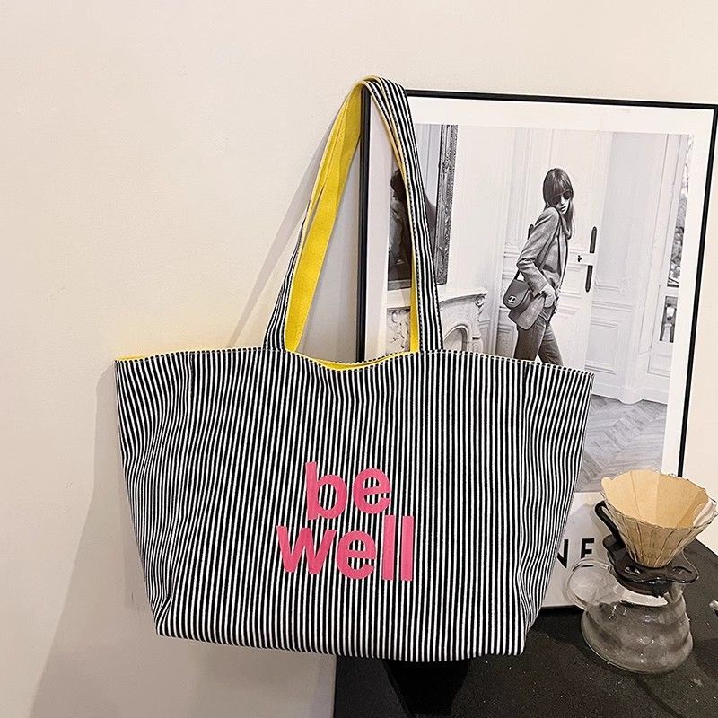 New canvas single-shoulder travel bag, fitness bag, college student universal travel bag, swimming bag, yoga bag and tote bag Application Scenario