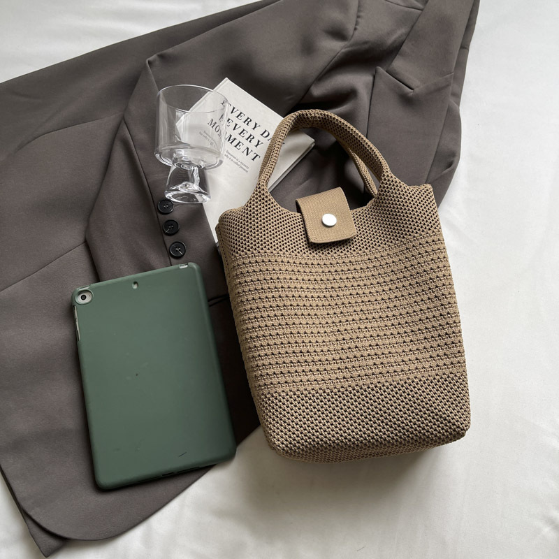 A new stylish tote bag with simple letters for casual shopping, featuring a niche Instagram style for going out Specification drawing