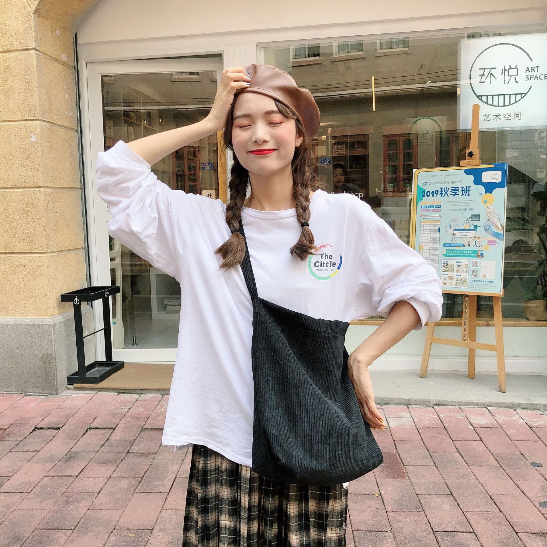 26151 Retro corduroy pure black single-shoulder crossbody bag, Korean-style student art cloth bag, large capacity tote bag full figure