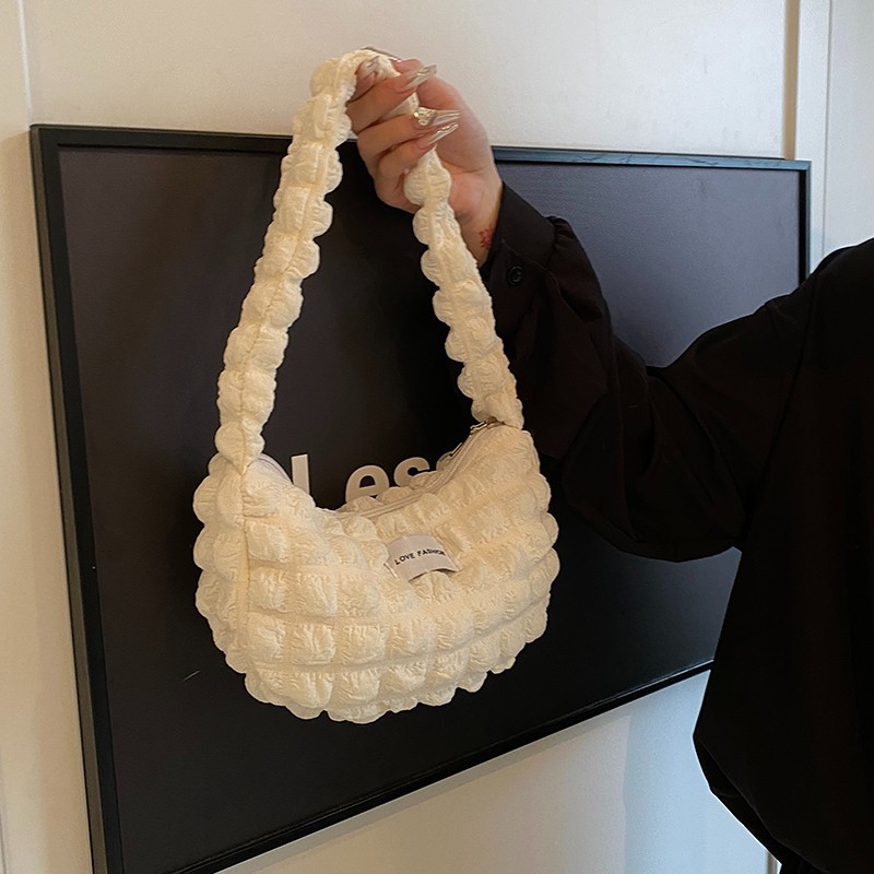 Large-capacity solid-color single-shoulder bag 2024 new style, popular pleated cloud underarm bag, niche commuter pleated bag wholesale full figure