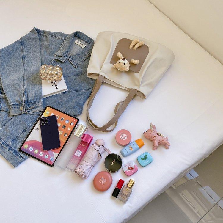 Japanese-style casual large-capacity nylon single-shoulder bear girls' bag, new autumn and winter crossbody bag, cute girl tote bag details Picture