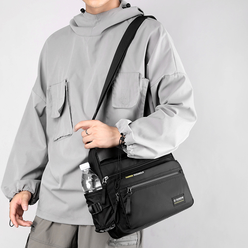 New men's large-capacity, simple and trendy single-shoulder travel bag, high-quality Oxford fabric waterproof and wear-resistant crossbody bag Application Scenario