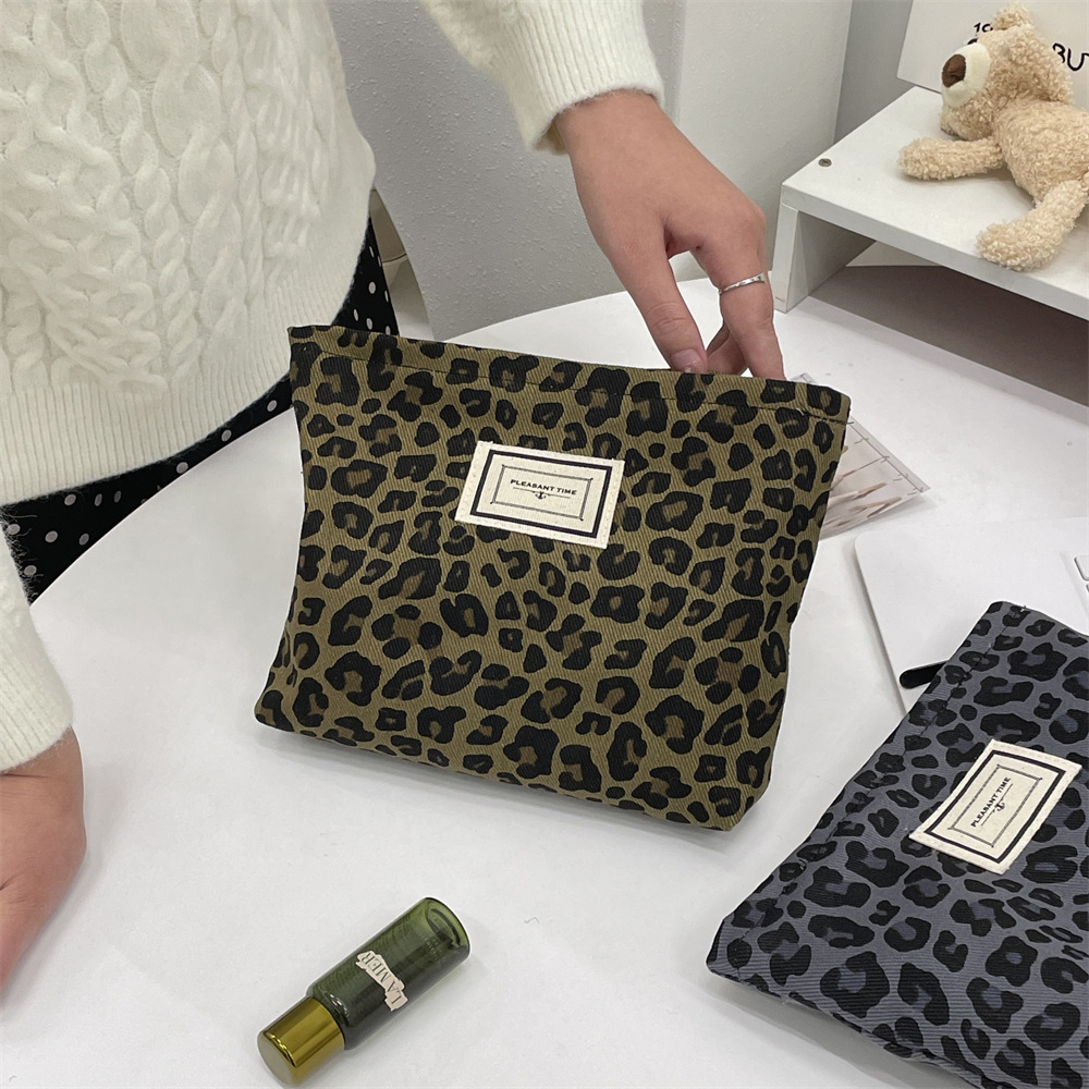 411262 Fashionable leopard print stylish makeup bag, portable canvas phone bag, clutch bag, shopping sundries storage bag Application Scenario
