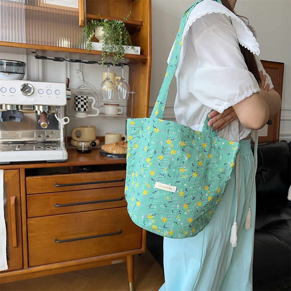 36201 2024 New Summer Fresh Floral bucket single-shoulder bag, niche tote bag, large capacity underarm bag Application Scenario