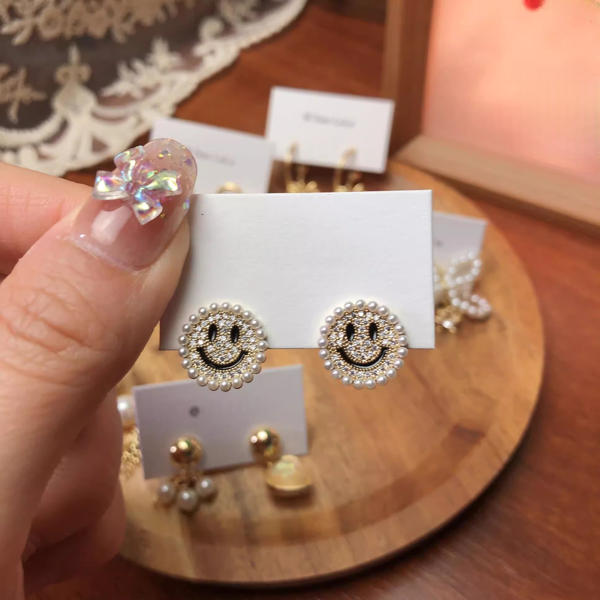 Xuhui brand exquisite and light luxury copper-plated real gold inlaid zircon 925 silver needle smiling four-leaf clover fashionable and elegant stud earrings full figure