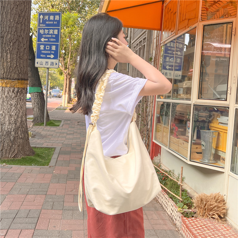 A new large-capacity women's single-shoulder bag with cross-border fashion and simplicity, a fresh and artistic crossbody bag, and a student commuting bag details Picture