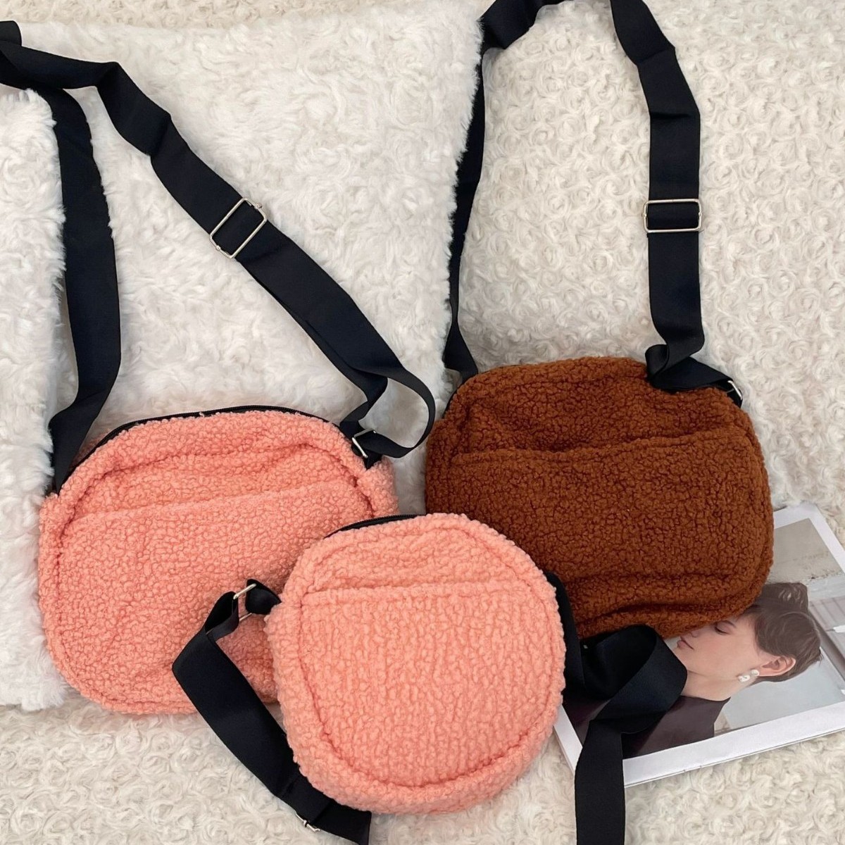 910132 A niche lambskin fabric fashionable single-shoulder canvas bag with adjustable shoulder straps and a crossbody casual bag full figure