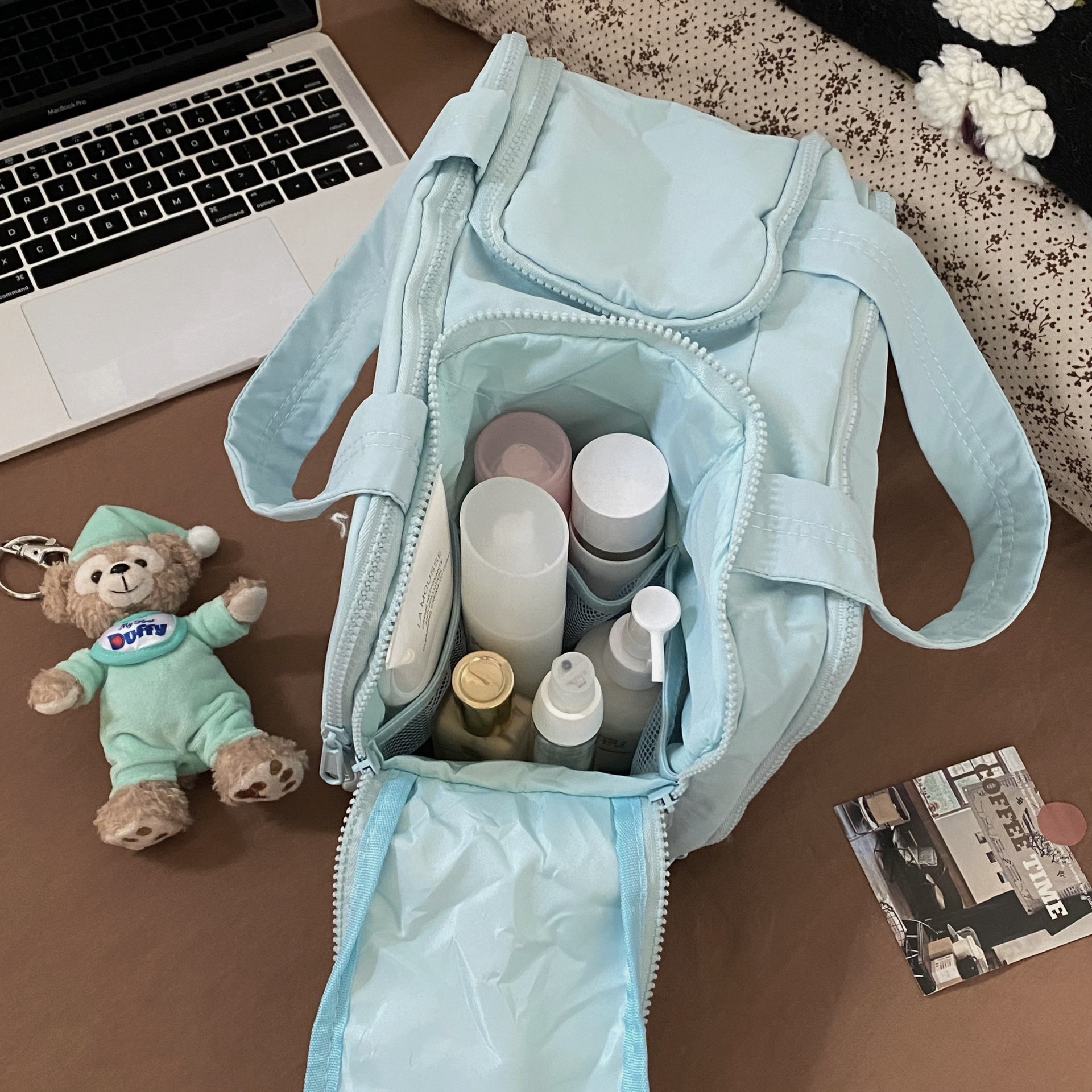 Xiaohongshu's same style makeup bag for women, large-capacity skin care product storage bag, makeup brush divided into sections, travel and outdoor toiletries bag Application Scenario