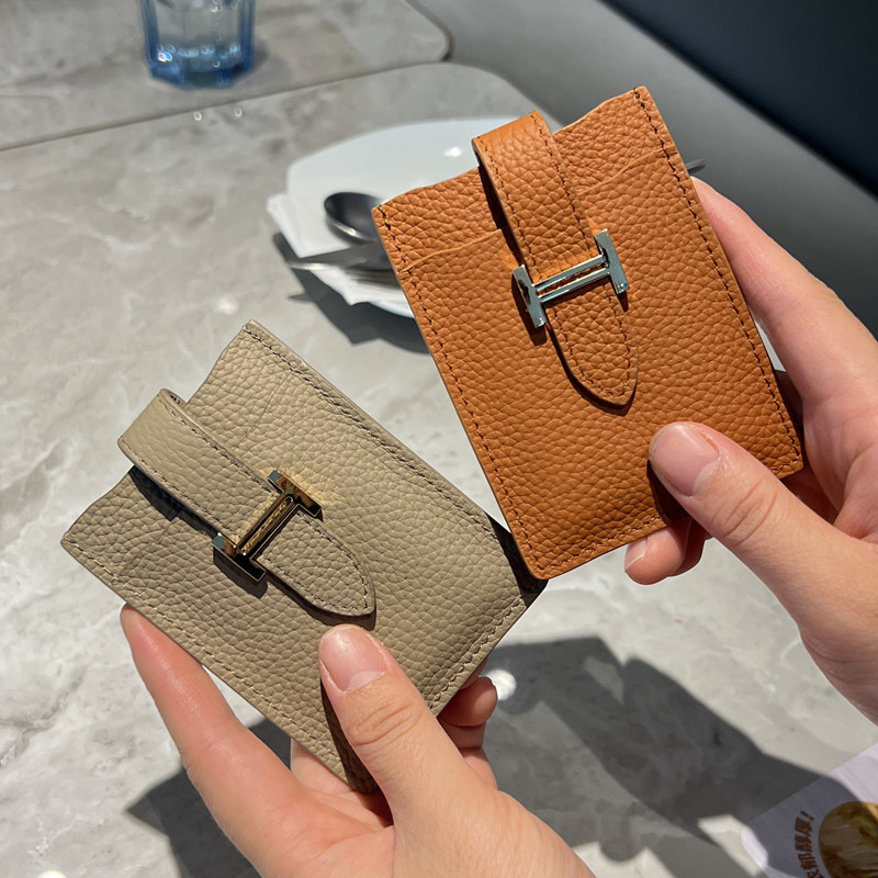 The popular togo card case for women features a new, niche, ins pull-out, light luxury leather card case and a lightweight card holder for ID cards Application Scenario