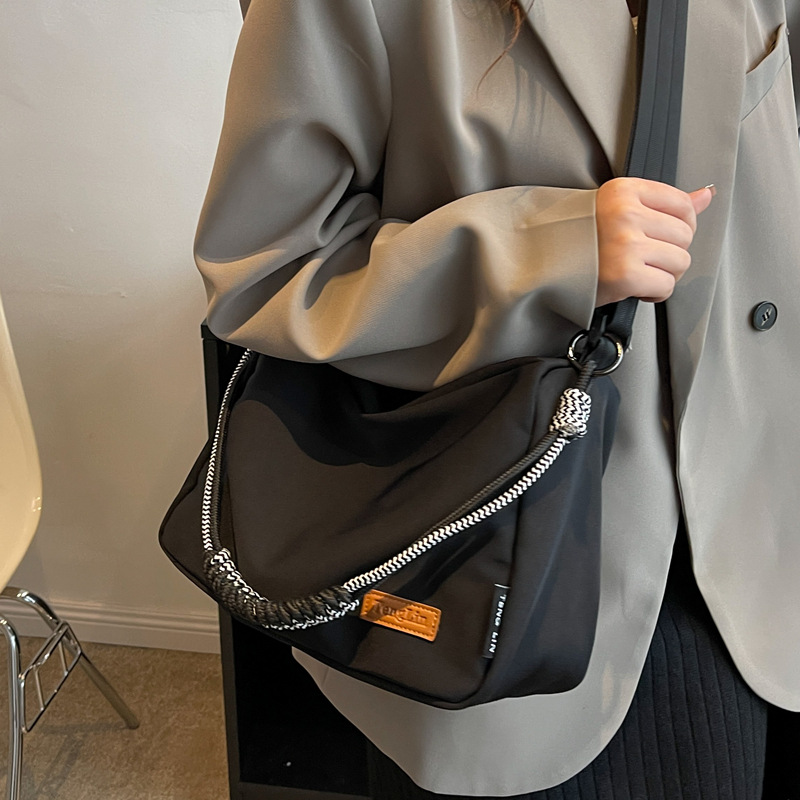 Large-capacity crossbody canvas bag for women 2023 new style, versatile and casual single-shoulder pillow bag for commuting to school on Instagram Application Scenario