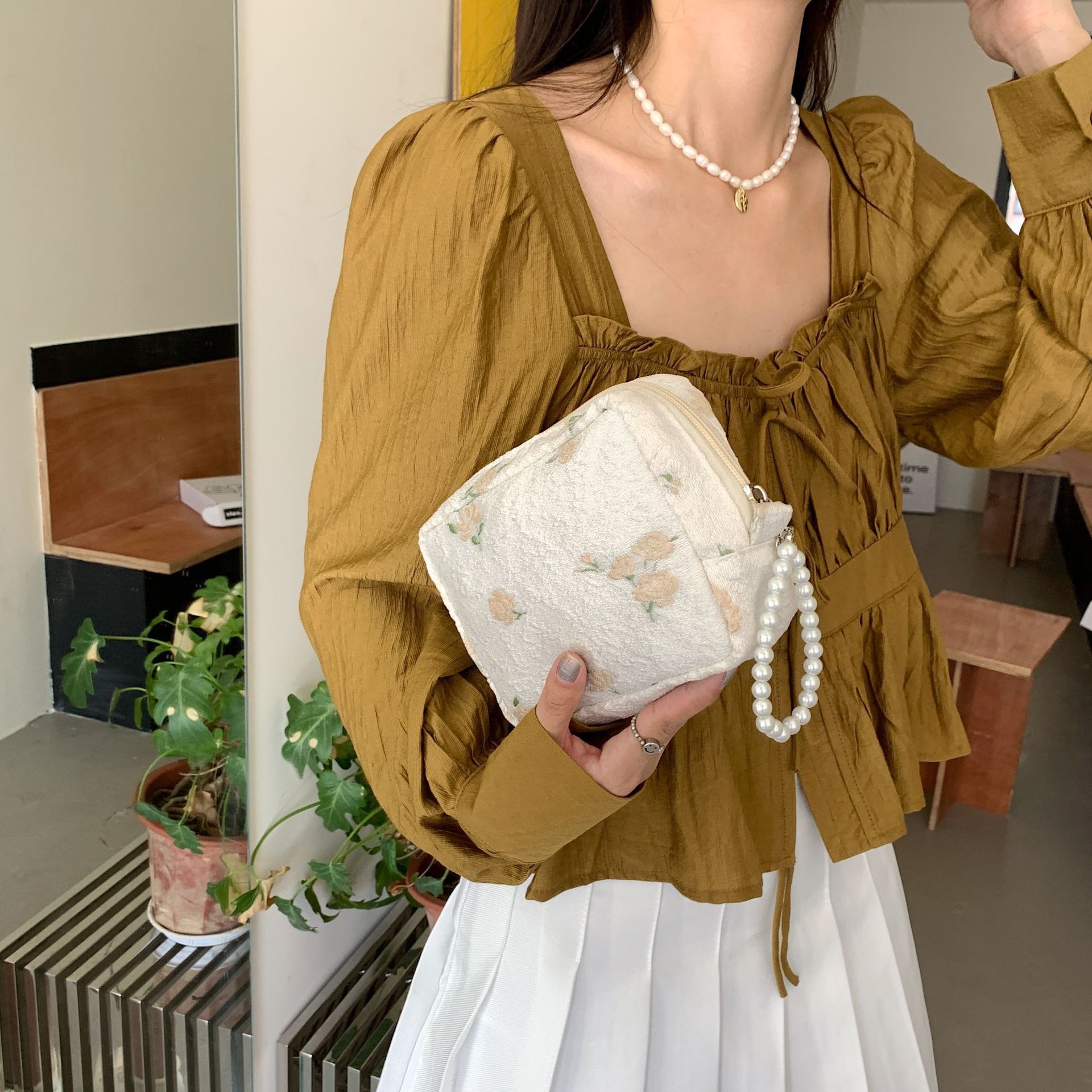 28172 Pearl pendant tassel hand-held cosmetic bag, embossed French storage bag, compact hand-held handbag Application Scenario