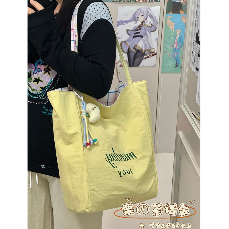 The new Spring/Summer 2025 striped large-capacity tote bag is a versatile, artistic single-shoulder underarm bag that can be carried by hand details Picture
