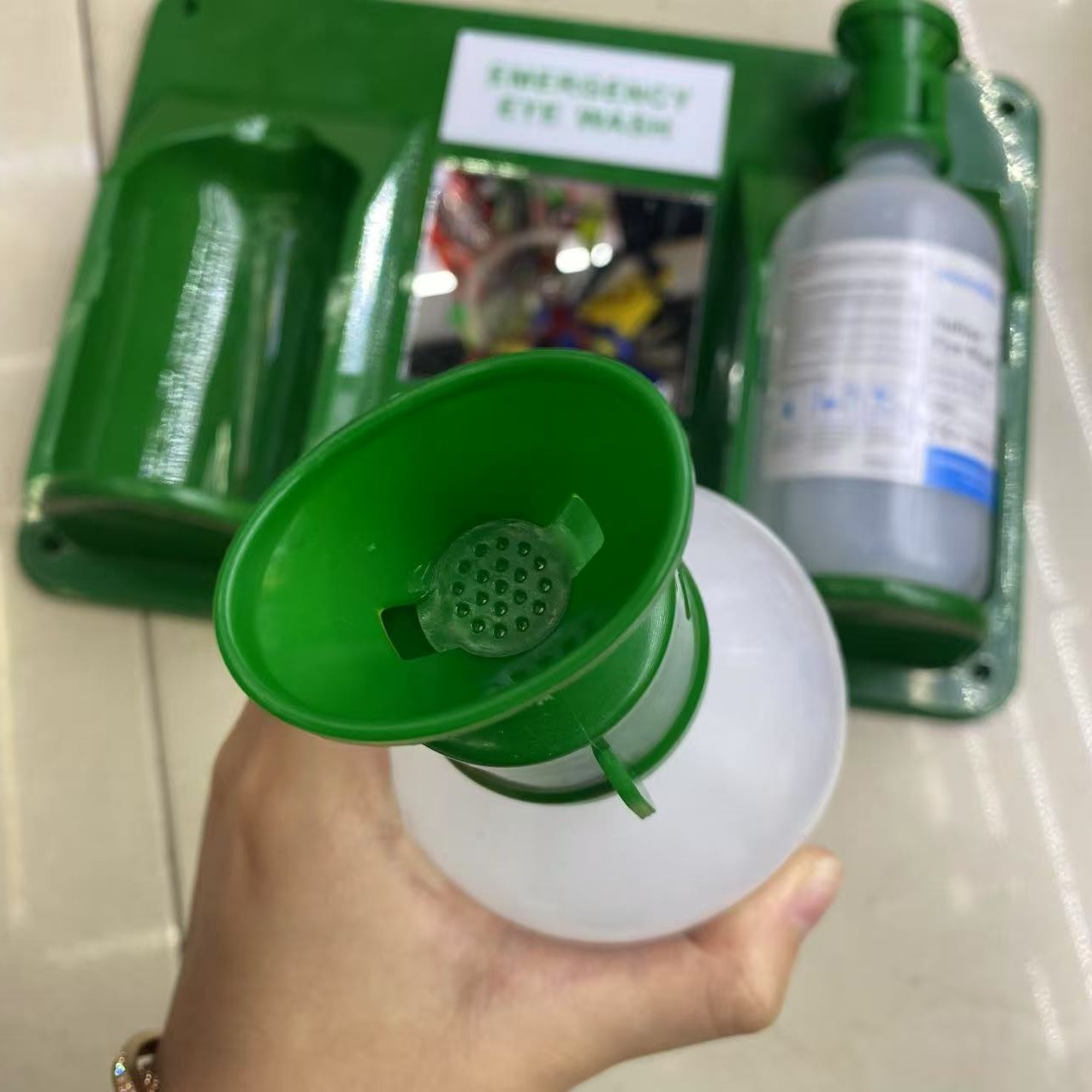 洗眼器白底实物图