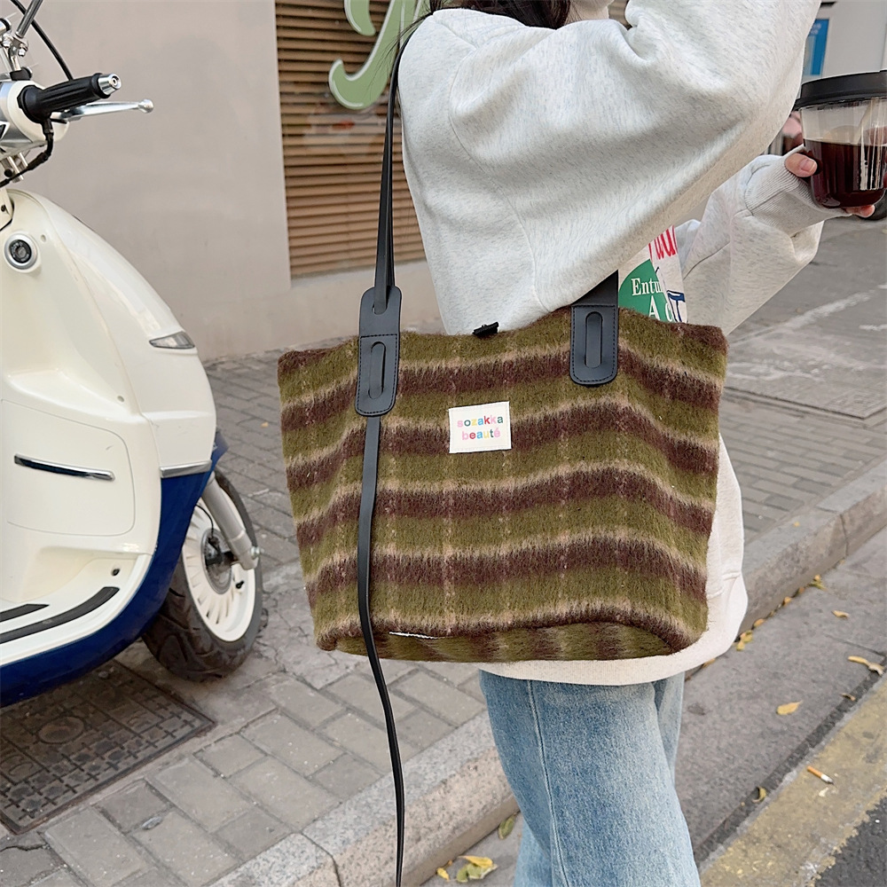 31295 Maillard large-capacity checkered bag for women's commuter single-shoulder bag, woolen style, 2023 Autumn/Winter new women's bag Specification drawing