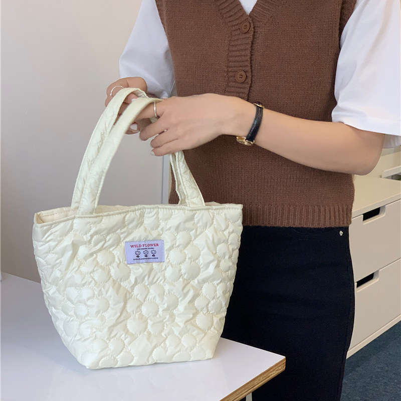 19252 Quilted flower handbag, a fresh and artistic bento bag for women, a student's work and walk, and a mom's bag for wholesale Application Scenario