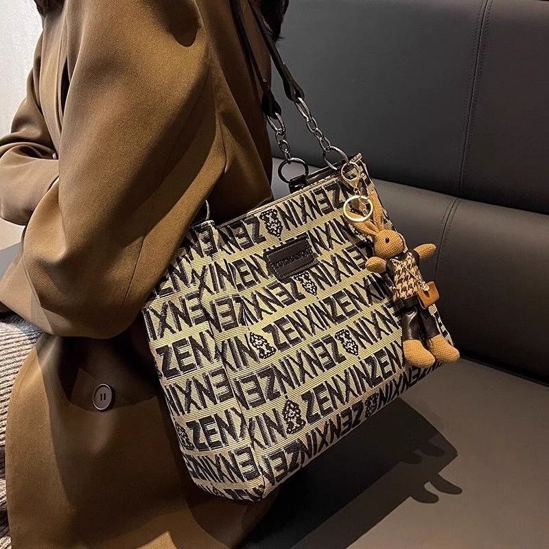 High-end quality niche bag for women 2023 new versatile single-shoulder underarm tote bag, niche hand-carry commuting fabric bag Application Scenario