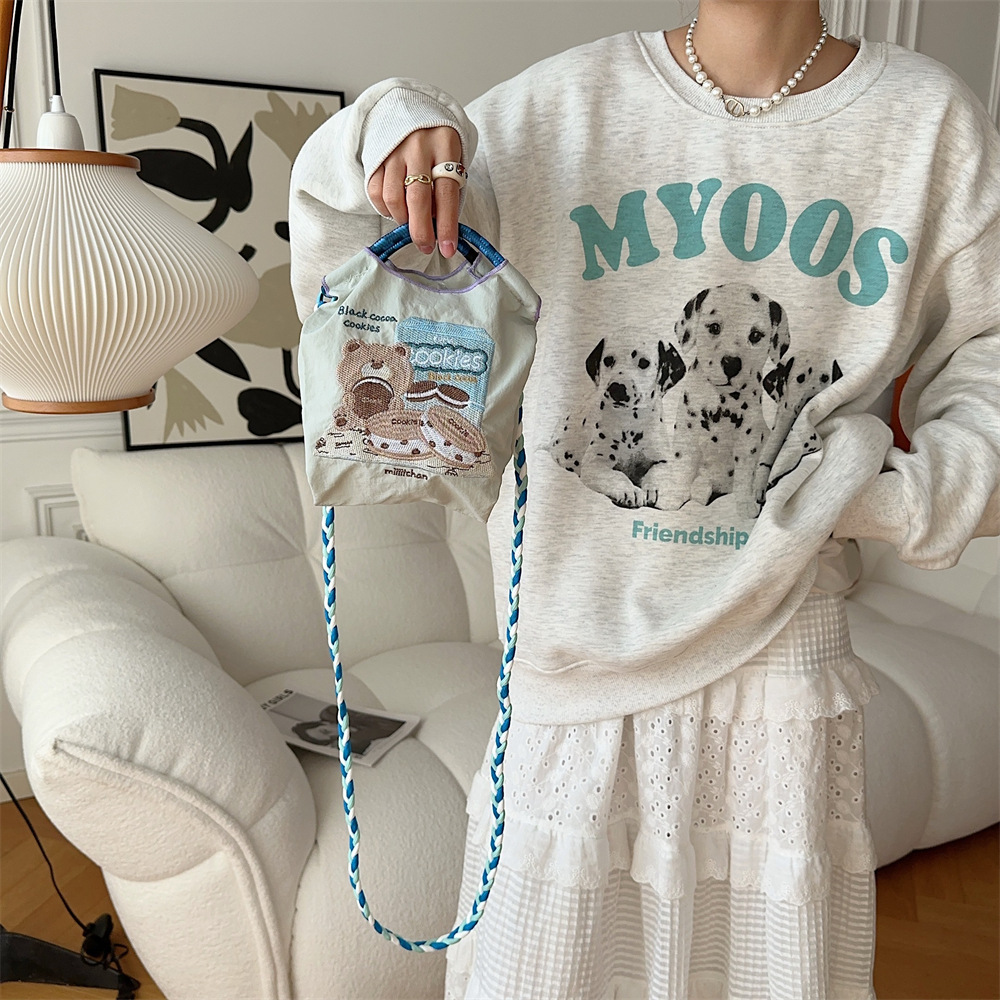 M31193 Exquisite embroidered bear cloth bag, student handbag, Oxford Cloth mini hand-held bag, shopping mobile phone bag Application Scenario
