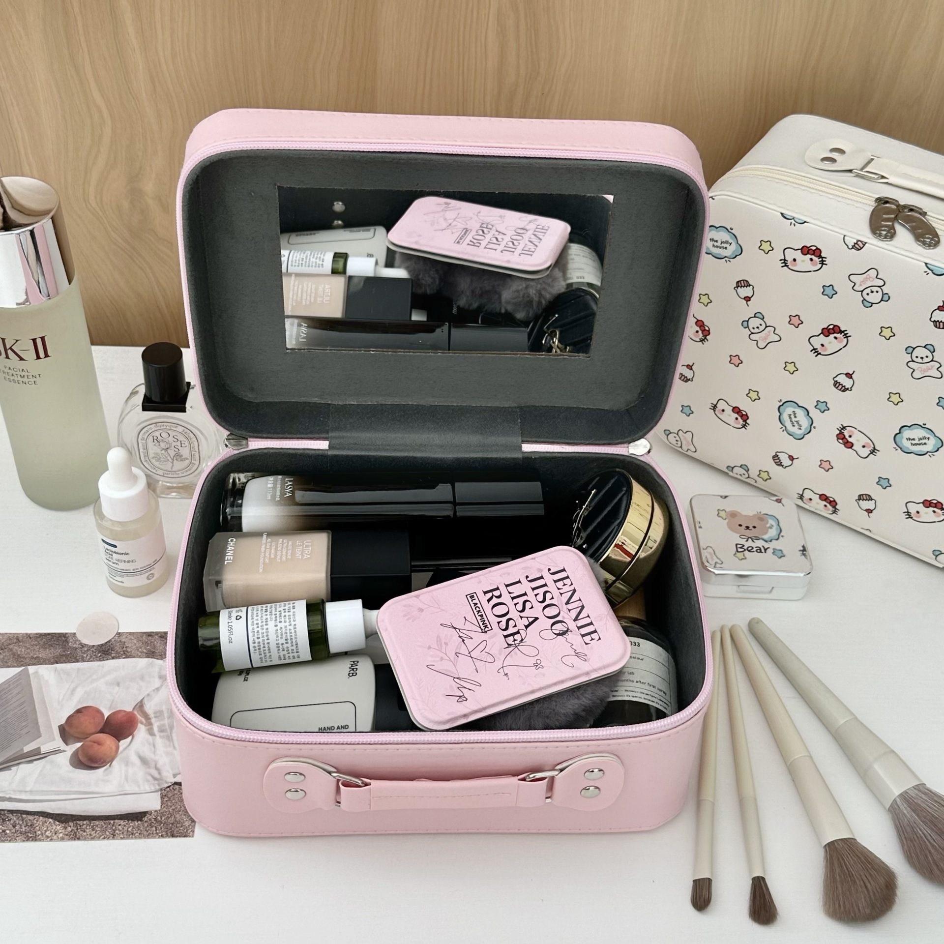 Cute bear cat makeup box, women's mirror 2025 new style business trip skin care product storage box, hand-held makeup bag Application Scenario
