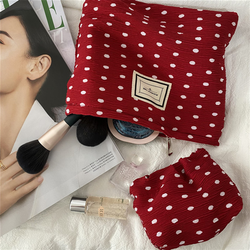 18121 Fresh Hand-held crumpled fabric chiffon cosmetic bag, Portable travel phone Storage bag, loose change clutch Specification drawing
