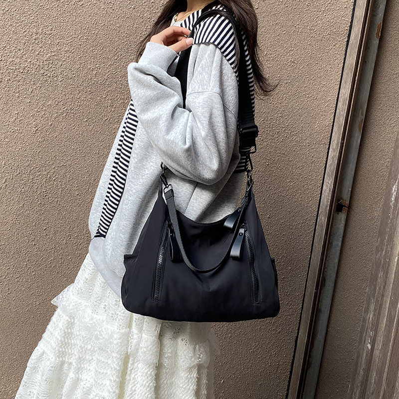 A large-capacity Oxford fabric bag from Japan and South Korea, a versatile and elegant retro crossbody bag, and a high-quality single-shoulder commuter tote bag details Picture
