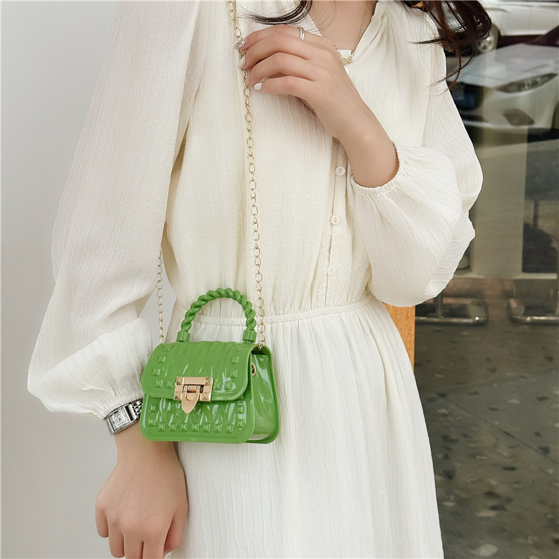 2025 Summer new leaf lock, nail chain, mini jelly, rubber-coated, casual hand-held red envelope small bag Application Scenario