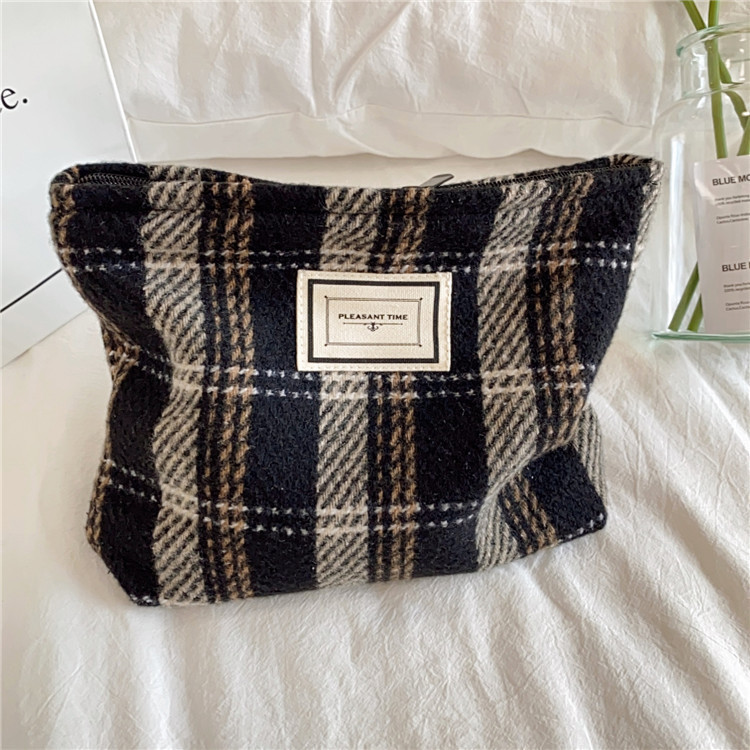 11096 woolen checkered color-blocking large-capacity cosmetic bag, women's fashion clutch, canvas storage bag wholesale Application Scenario