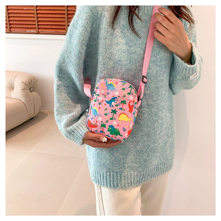 New children's dinosaur crossbody phone bag, casual outing print single-shoulder crossbody bag, cartoon and cute children's bag Application Scenario