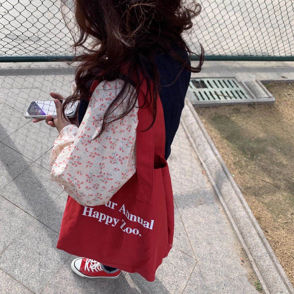 Red personalized casual tote bag, niche letter single-shoulder bag, mommy bag, retro large-capacity commuting canvas bag Item Picture