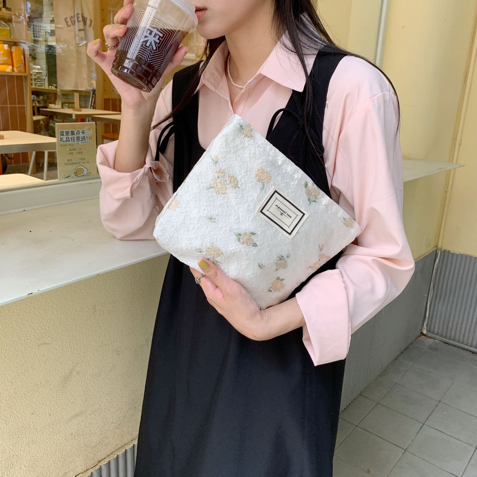2781 jacquard woven cosmetic bag, exquisite and high-end storage bag, large-capacity small items portable bag, toiletry bag Application Scenario