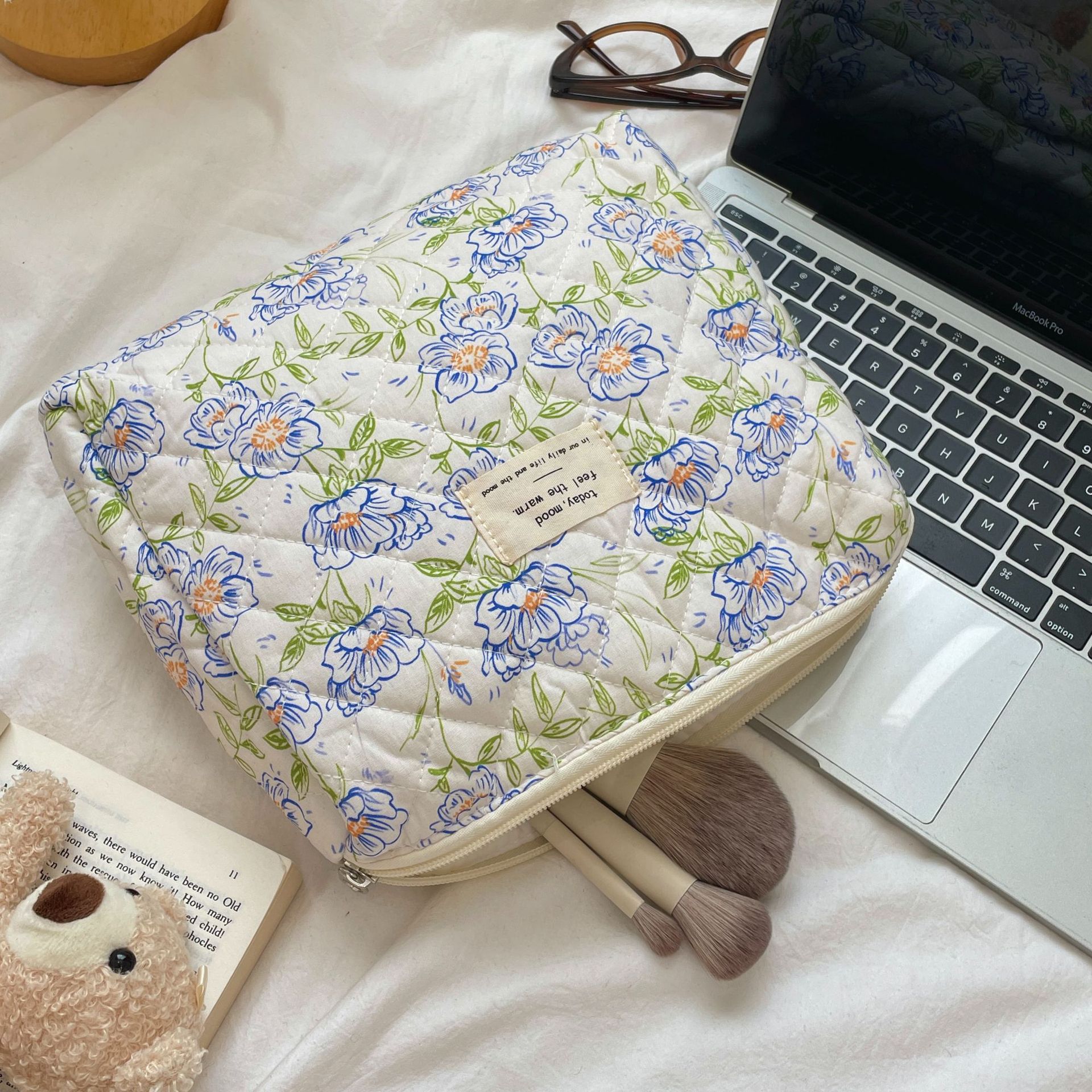 35272 Korean cosmetic bag, storage bag, hand in hand, toiletry bag, quilted cotton, travel bag, blue floral print details Picture