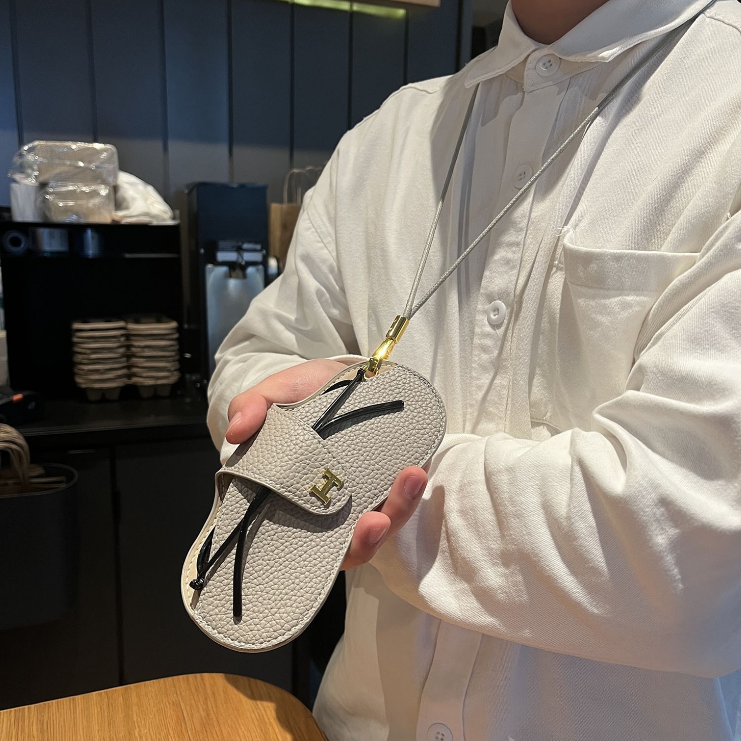 Portable glasses bag storage bag, sunglasses, myopia glasses protective case, universal hanging bag, neck hanging glasses bag, pressure-resistant and anti-loss Application Scenario