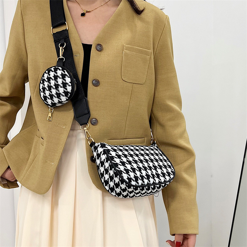 The 2021 new Korean version of the cute and fresh checkered mother-and-child bag for women is popular this year. It's a simple and stylish single-shoulder crossbody small square bag details Picture