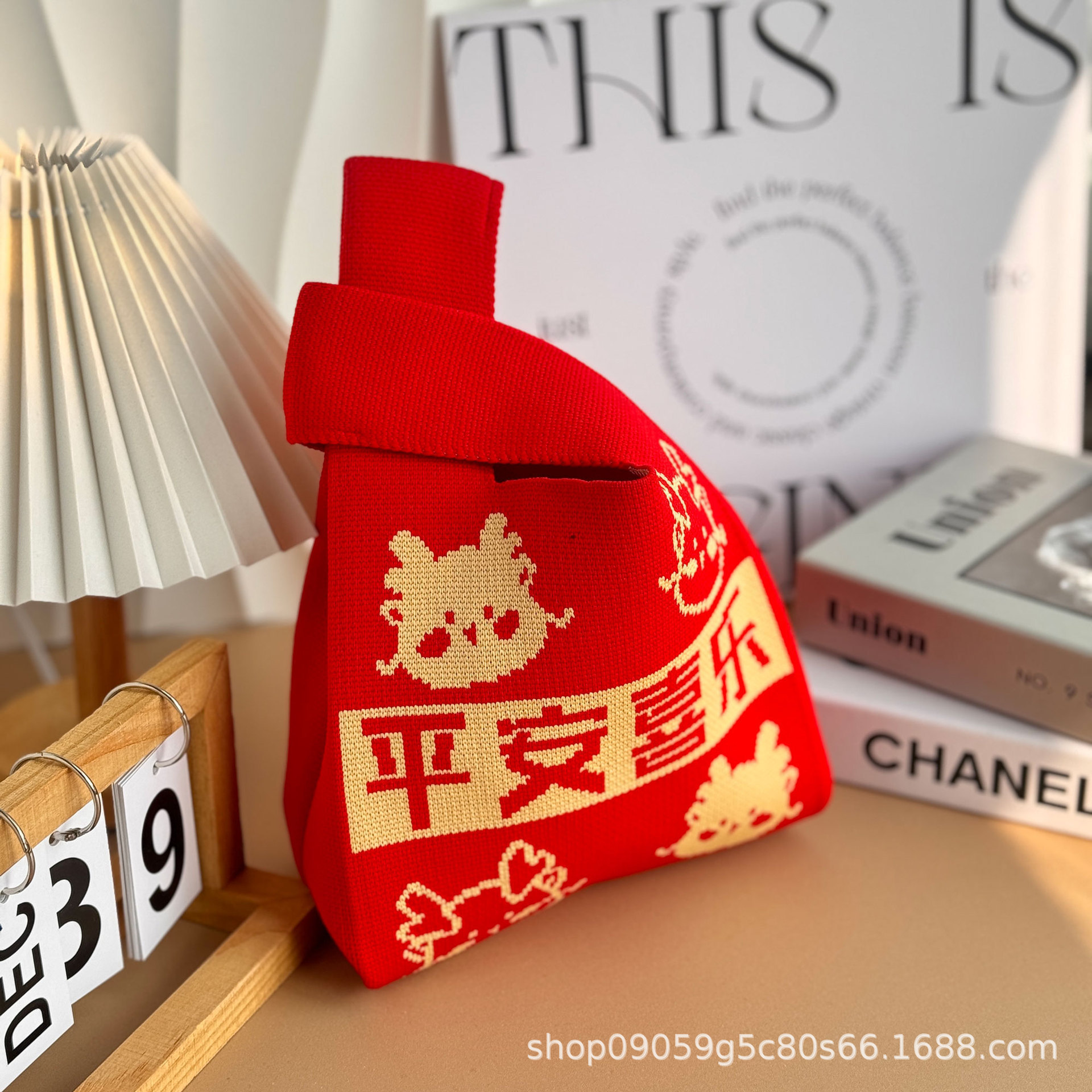 Wedding souvenir bags, fashionable tote bags, large-capacity handbags, bucket bags, Korean-style internet-famous flying woven bags, women's bags Application Scenario