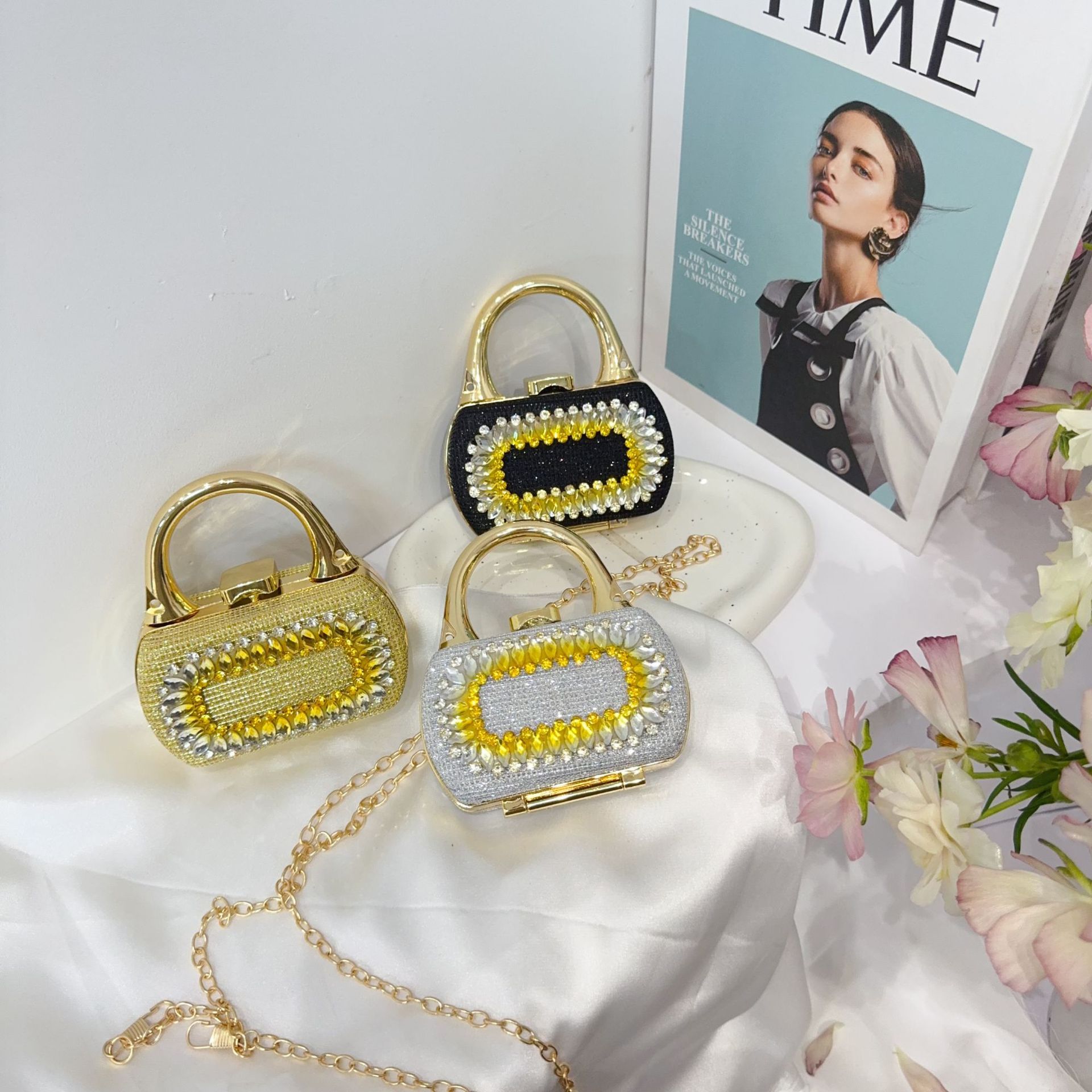 The new cross-border rhinestone handbag features a niche design and exudes the elegance of a socialite. It is a high-end banquet single-shoulder crossbody bag with diamonds Application Scenario