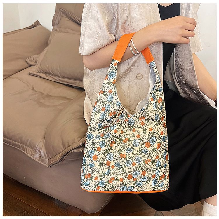 Japanese-style Hong Kong-style design small floral single-shoulder bag 2024 new model, high appearance level, versatile retro large capacity tote bag Application Scenario