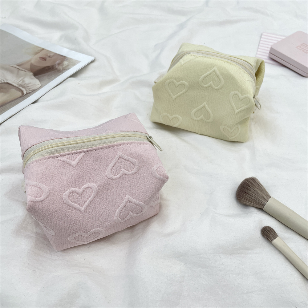 5483 Cute and simple heart-shaped small square bag, makeup bag, portable solid color storage bag for female students, cosmetics and toiletries Application Scenario