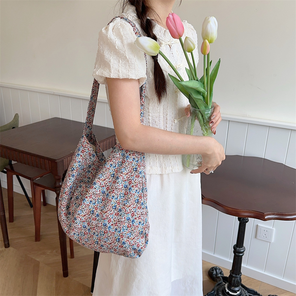 4481 ins Korean retro black and white polka dot canvas bag, single-shoulder crossbody bag, large-capacity class bag for teenage students Application Scenario