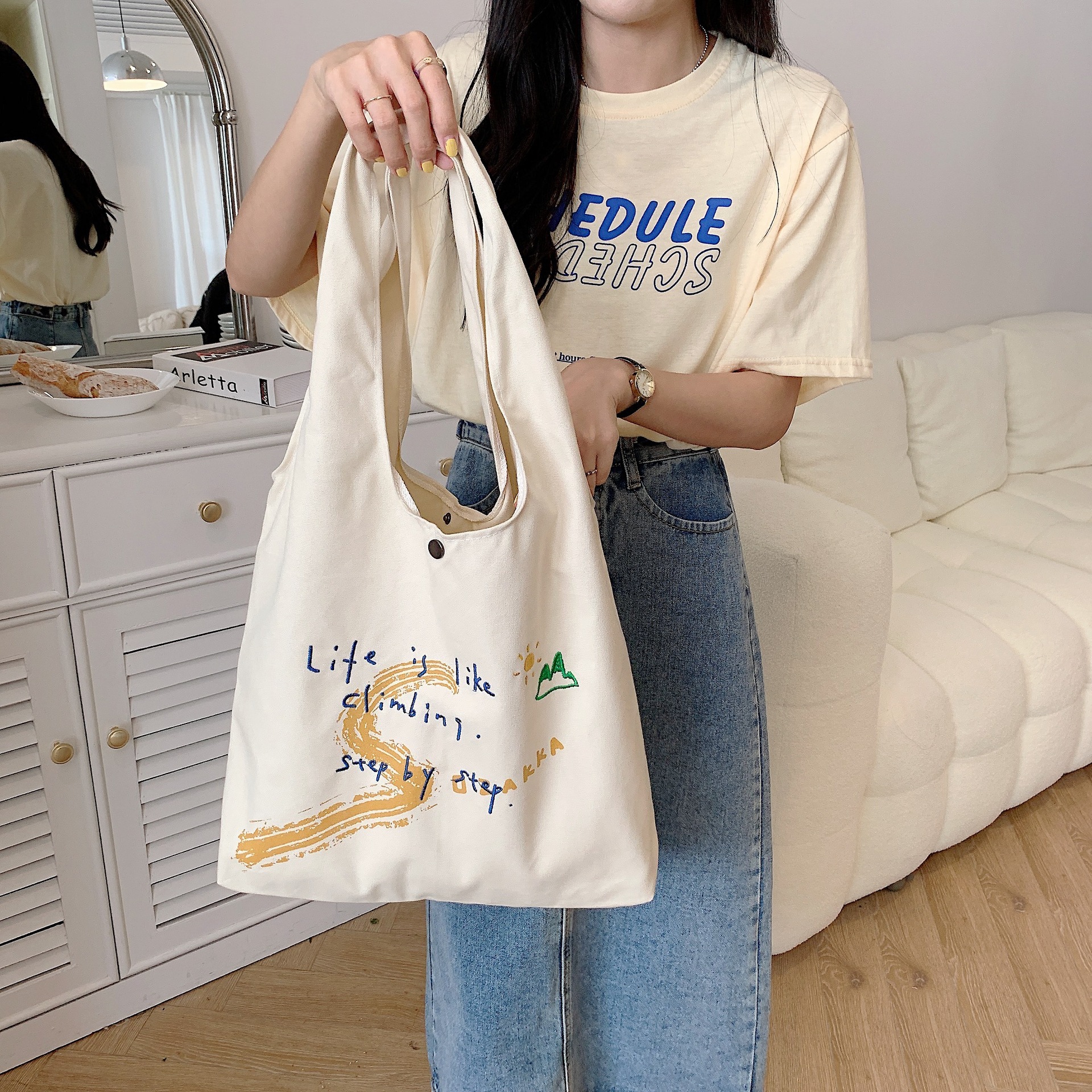 Wholesale of 26194 Summer new style personalized ins printed single-shoulder bag, large capacity canvas bag, letter printed fabric bag details Picture
