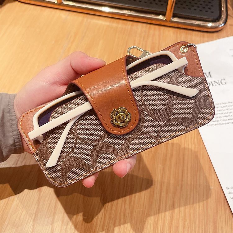 The new hanging bag reading glasses case with thick vegetable-tanned leather snap and pressure-resistant soft leather glasses bag is portable for both men and women details Picture